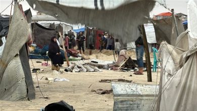 « La mer a pris toutes nos affaires » : les eaux de crue dévastent un campement sur la plage de Khan Younis