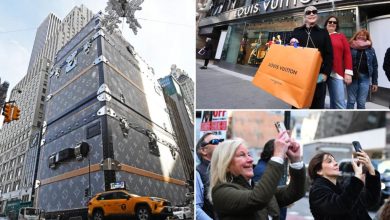 Les acheteurs de New York s’émerveillent devant le magasin temporaire de Louis Vuitton lors de la rénovation du produit phare