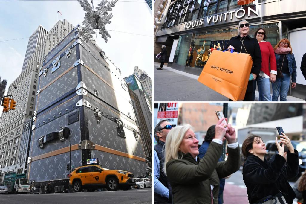 Les acheteurs de New York s’émerveillent devant le magasin temporaire de Louis Vuitton lors de la rénovation du produit phare