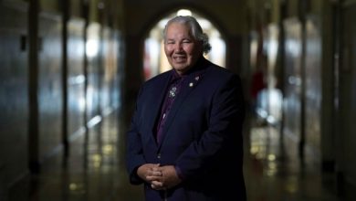 La famille, les amis et les dignitaires honorent la vie de Murray Sinclair lors d’un service commémoratif