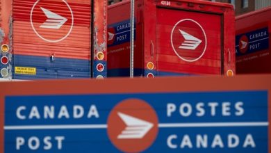 La grève de Postes Canada laisse les Canadiens et les étrangers coincés dans l’attente de documents essentiels