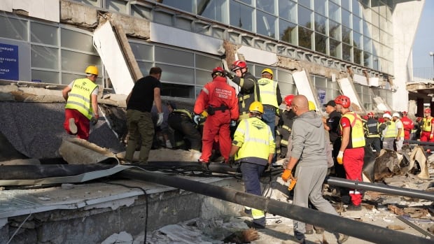 L’effondrement du toit d’une gare ferroviaire serbe fait 14 morts