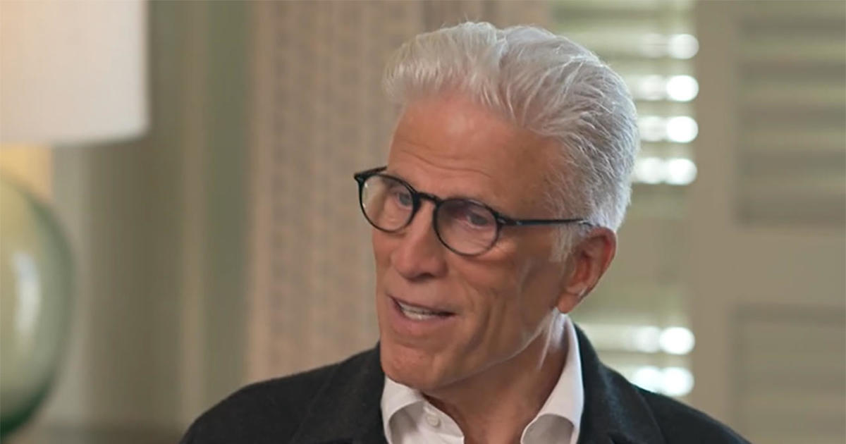 La star de « A Man on the Inside » Ted Danson à propos du vieillissement : « Ne ralentissez pas, continuez, continuez à vivre votre vie »