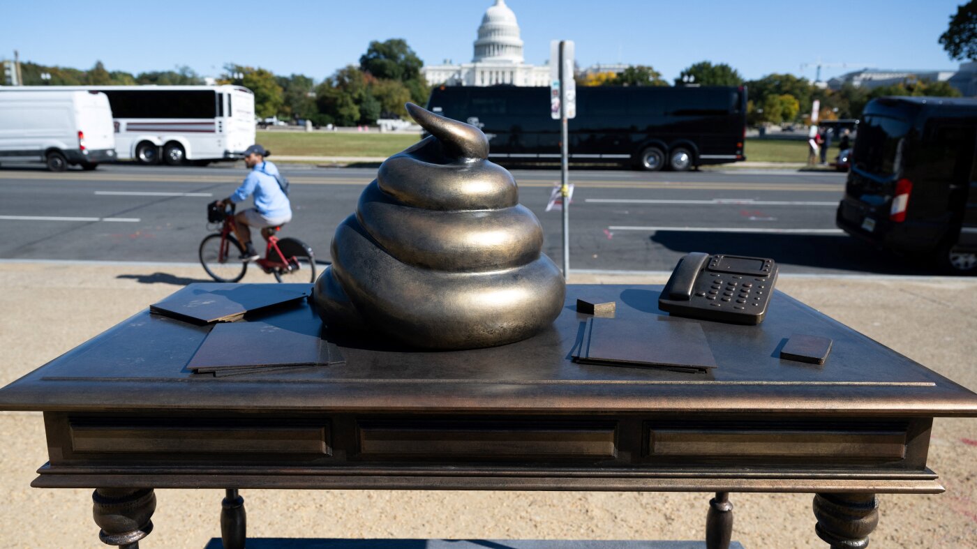 Bureau de merde de Pelosi rejoint par une statue de torche tiki à DC : NPR