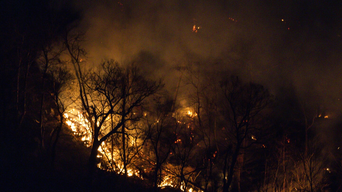 Les pompiers sont sur le point d’apprivoiser l’incendie de forêt qui traverse la frontière entre le New Jersey et New York.