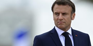 Macron hué lors de sa visite sur une île française frappée par le cyclone (VIDEO) — RT World News