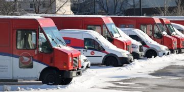 Postes Canada annonce que les travailleurs reviendront mardi après la décision de la commission du travail