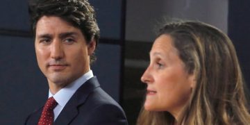 La lettre de démission de Freeland ne mentionne pas le sexe, mais Trudeau est quand même accusé de faux féminisme