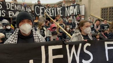 Des manifestants anti-guerre appelant à l’embargo israélien évincés d’un immeuble abritant les bureaux des députés à Ottawa