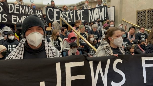 Des manifestants anti-guerre appelant à l’embargo israélien évincés d’un immeuble abritant les bureaux des députés à Ottawa