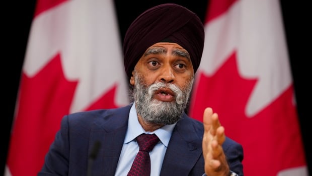 Le ministre fédéral Harjit Sajjan défend l’acceptation des billets Taylor Swift financés par les contribuables