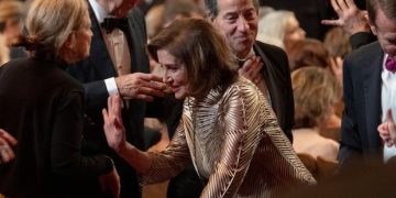 L’ancienne présidente de la Chambre des représentants des États-Unis, Nancy Pelosi, blessée après une chute lors d’un événement au Luxembourg