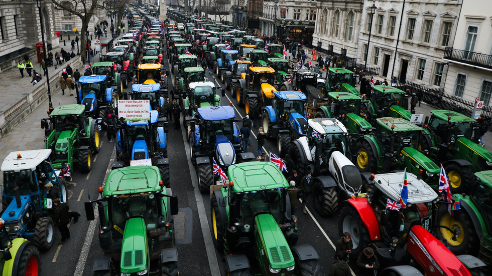 Les tracteurs bloquent le centre de Londres dans la protestation des agriculteurs massifs (vidéo) – RT World News